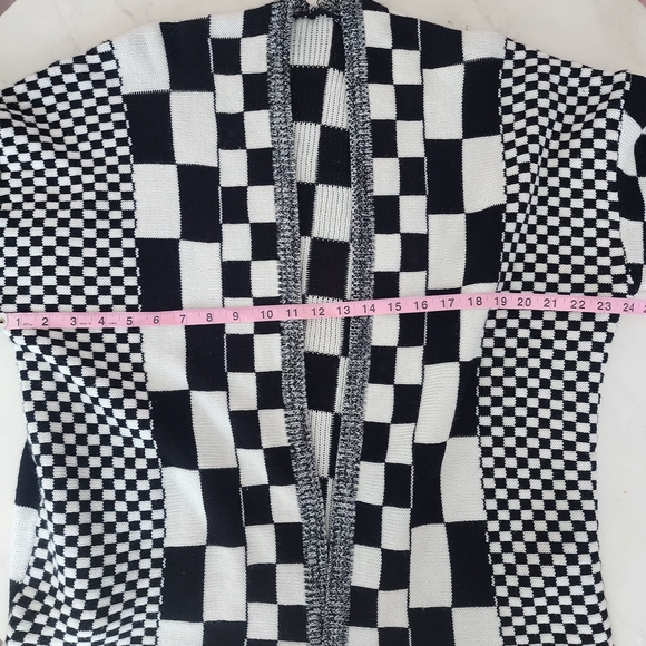 SHEIN Black and White Checkered Cardigan with Bold Pattern - Picture 10 of 10